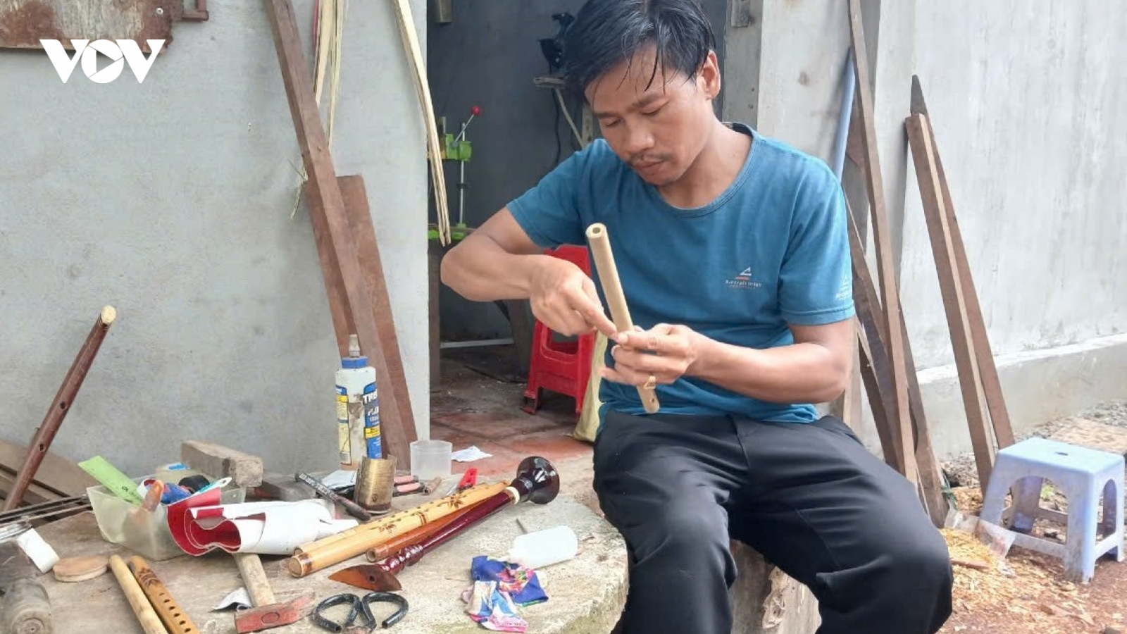 Nghệ nhân trẻ đam mê chế tác nhạc cụ Khmer