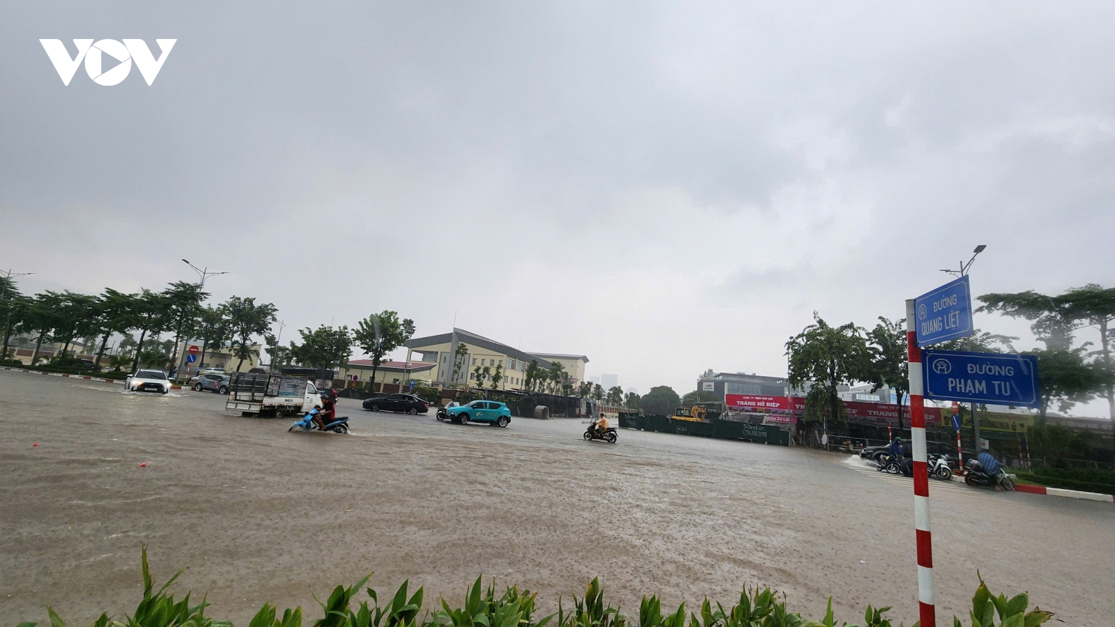 Nhiều đoạn đường ở Hà Nội vẫn ngập sâu gần 1m, người dân chật vật di chuyển