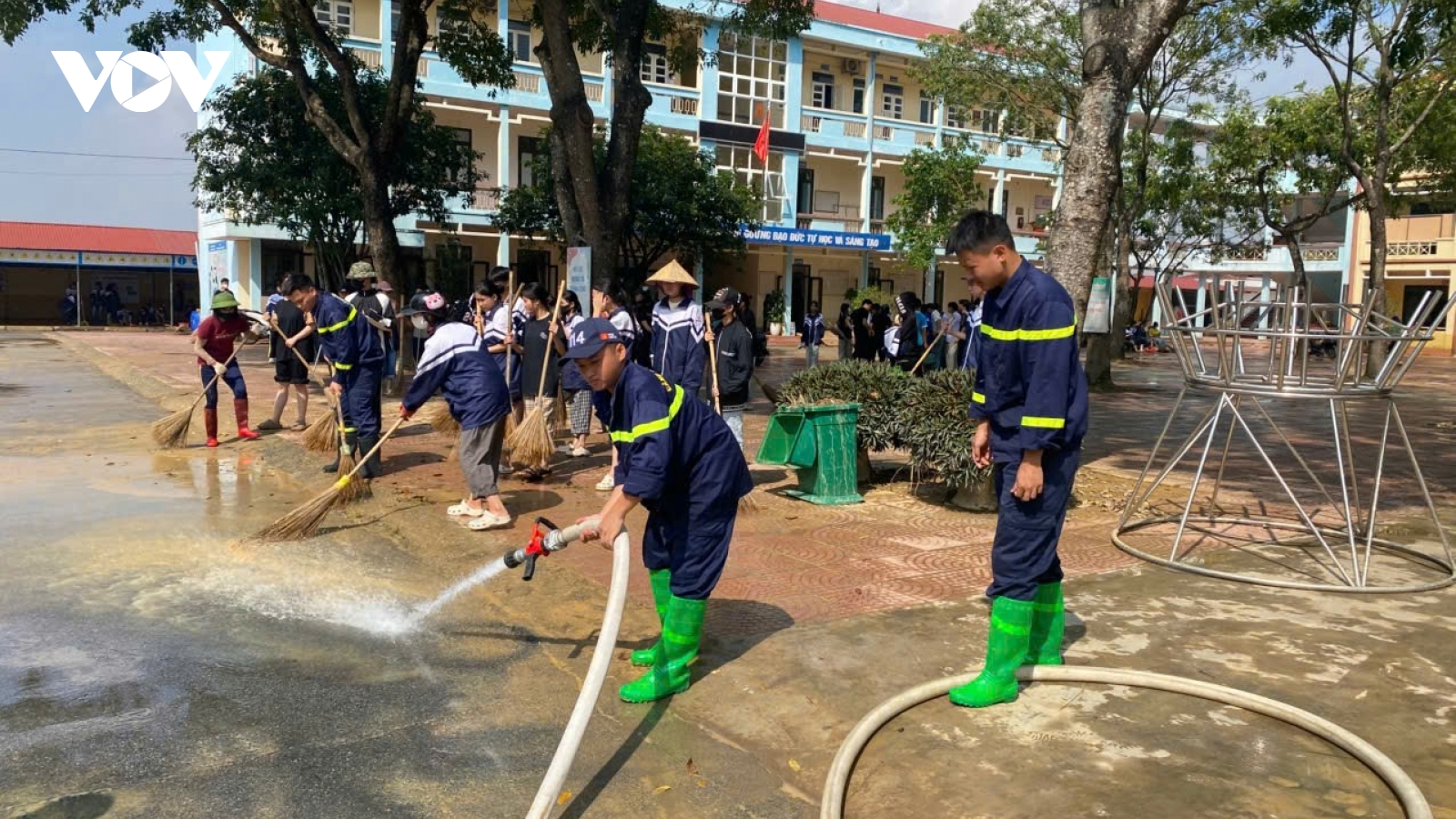 Công an Bắc Ninh đồng loạt ra quân tổng vệ sinh trường học sau khi lũ rút
