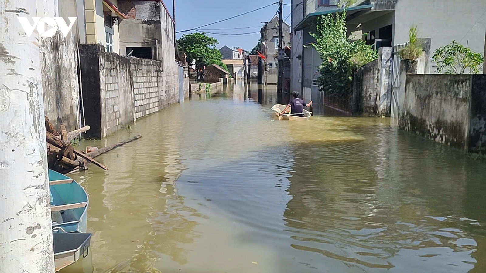 5 ngày sau bão số 10, ngoại thành Hà Nội vẫn chìm trong biển nước