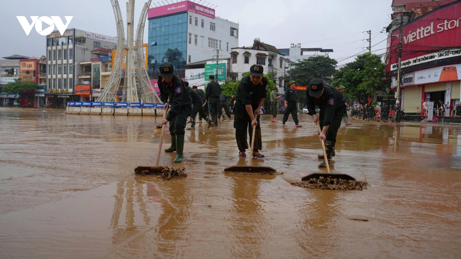 Lào Cai dọn dẹp phố phường sau lũ
