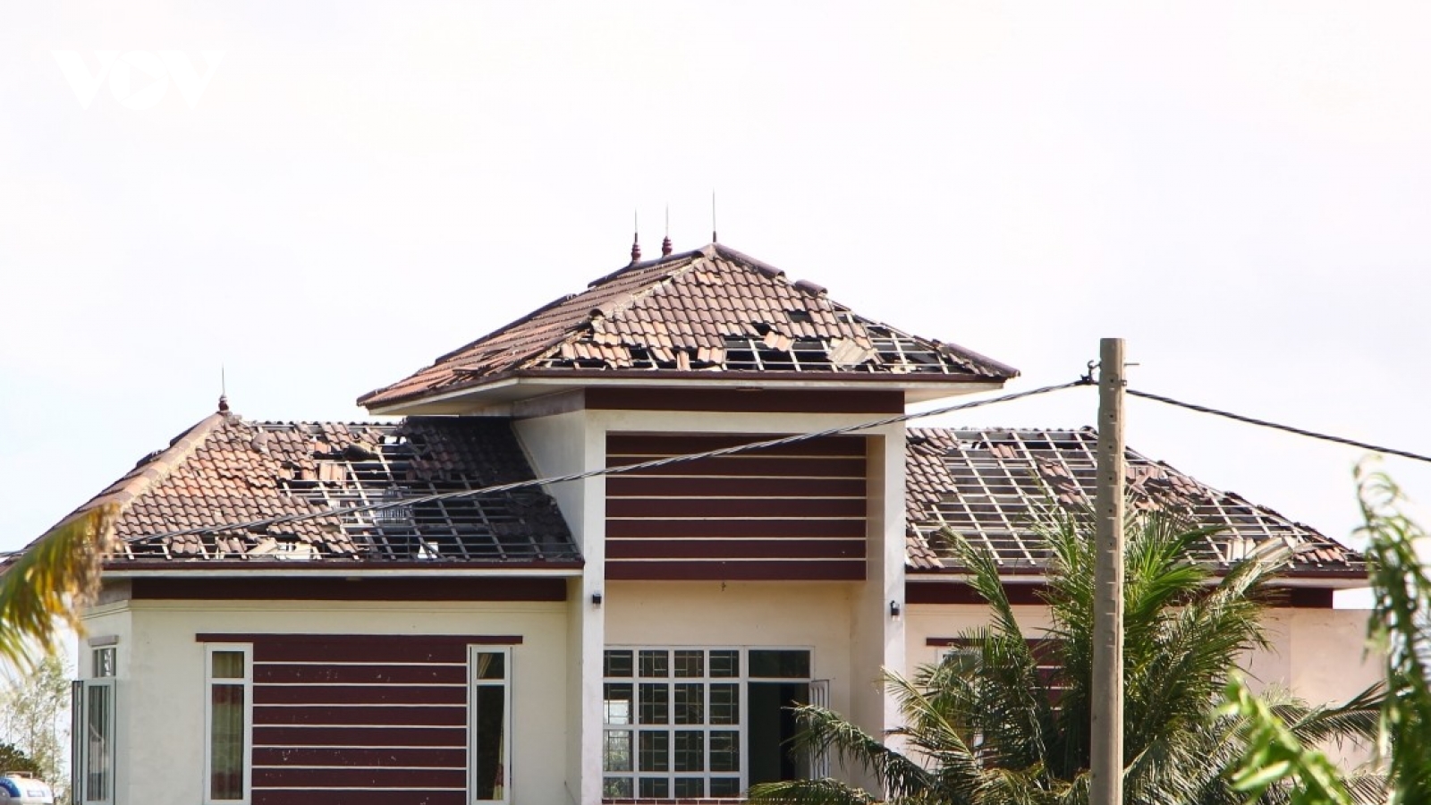 Bão số 10 làm mất điện diện rộng, người dân ra suối tắm giặt, gánh nước về dùng