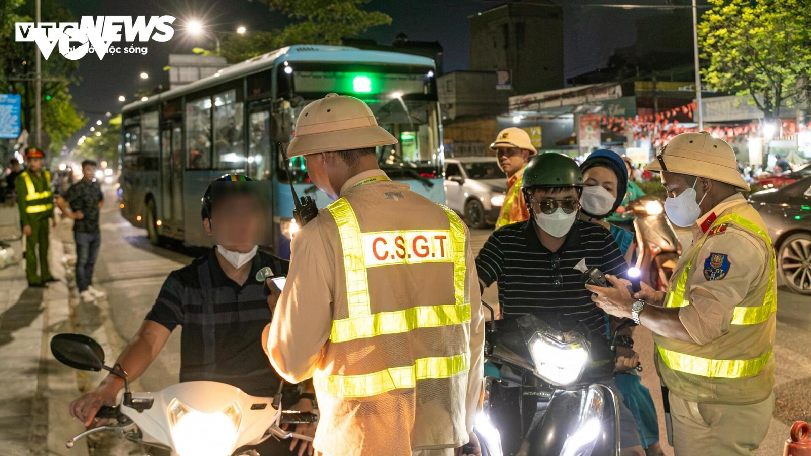 Tài xế giả vờ mất trí khi bị CSGT Hà Nội phát hiện có nồng độ cồn cao