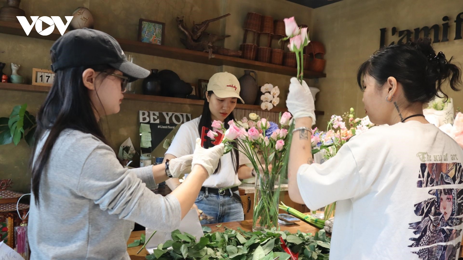 Hoa đặt online “nở rộ” dịp 20/10, chợ truyền thống trầm lắng