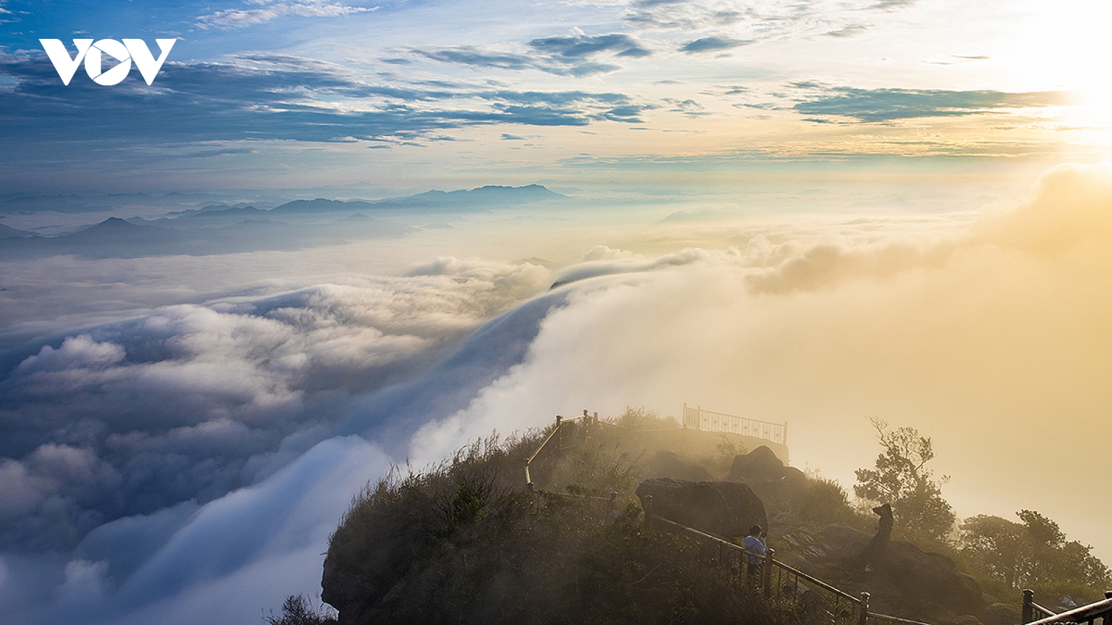 Biển mây bồng bềnh trên đỉnh non thiêng Yên Tử