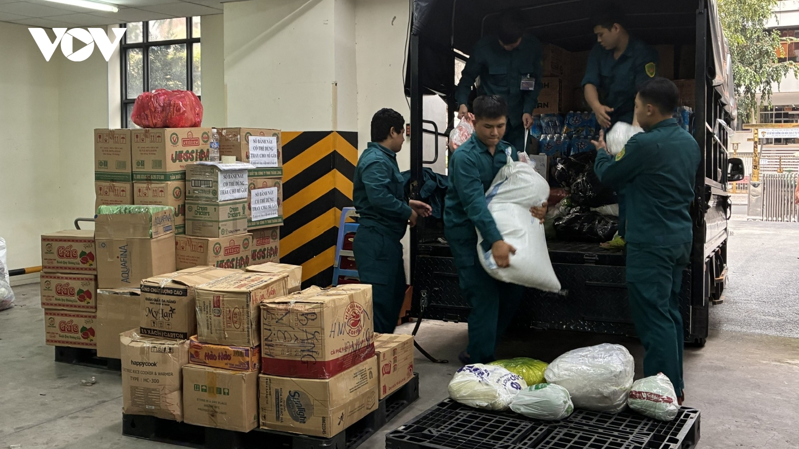 Hơn 6 tỷ đồng và hàng nghìn phần quà từ TP.HCM, Đồng Tháp tiếp sức miền lũ