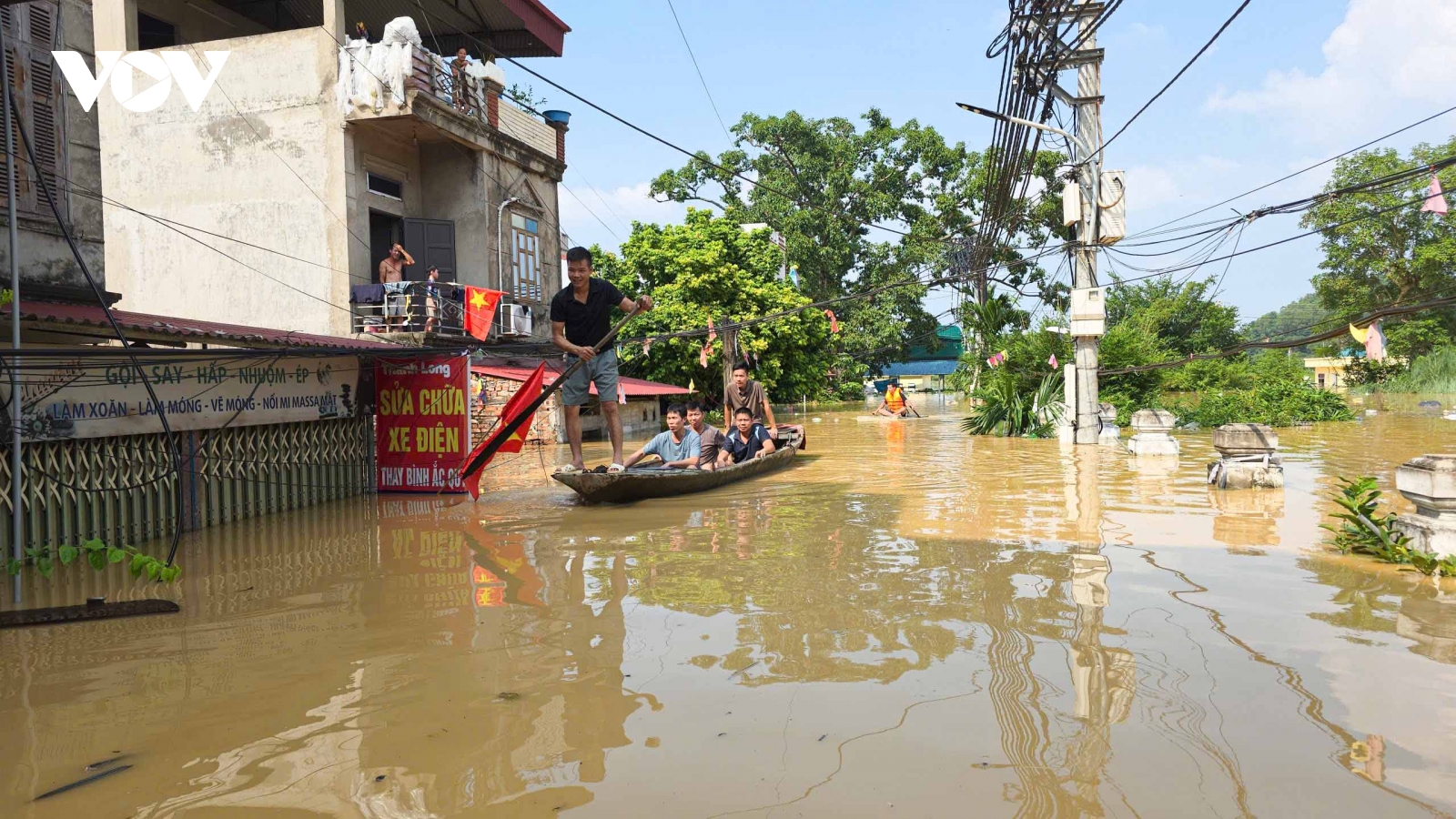 Nước lũ sông Cầu bủa vây hàng nghìn hộ ở phường Vân Hà, Bắc Ninh
