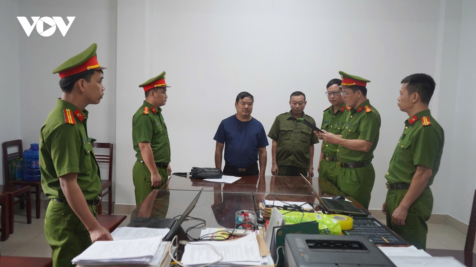 Hỗ trợ thủ tục vay vốn rồi tự ý nâng khống số tiền, chiếm đoạt tiền tỷ