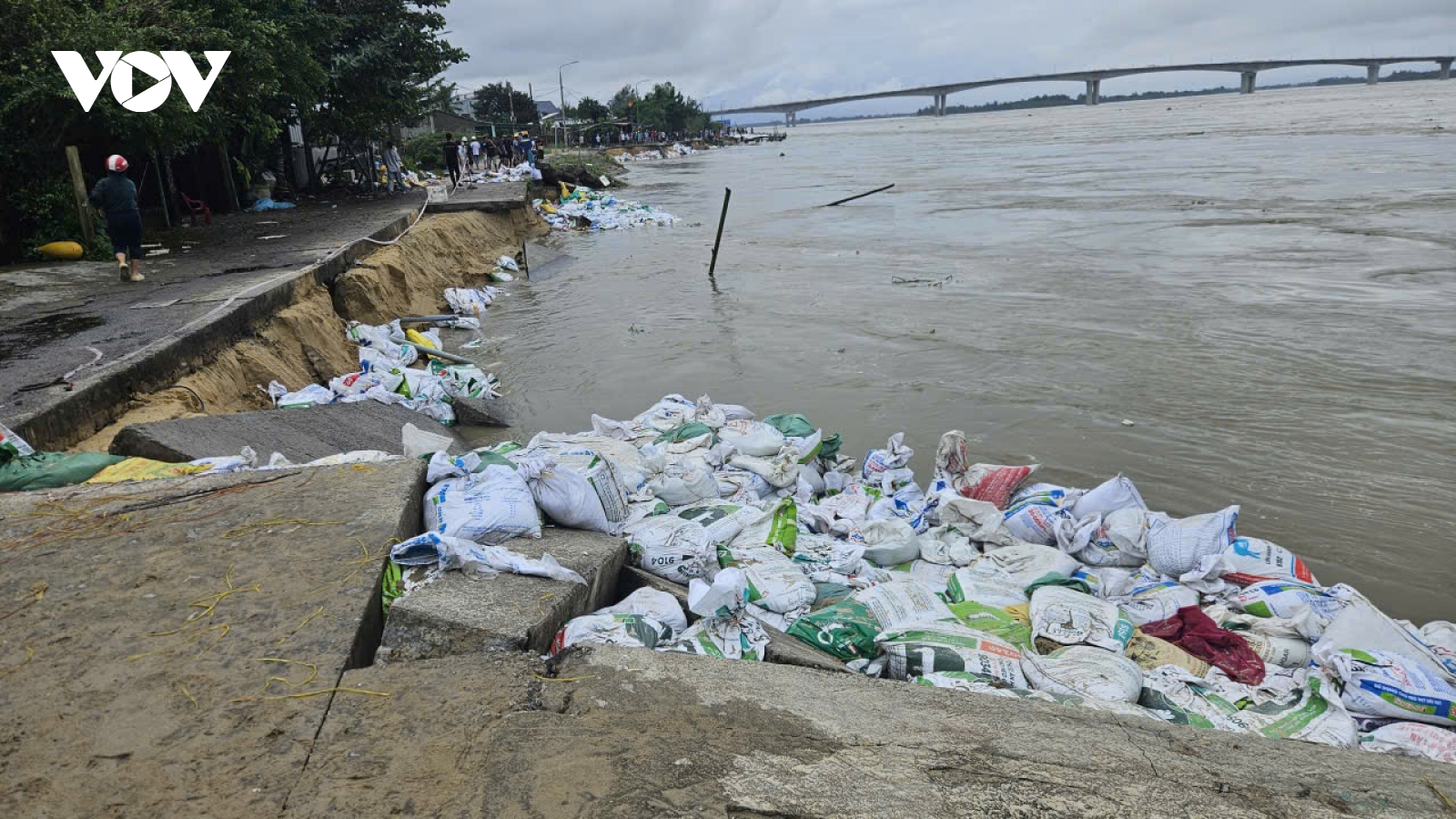 Đà Nẵng: Sạt lở dữ dội phía Nam cầu Cửa Đại