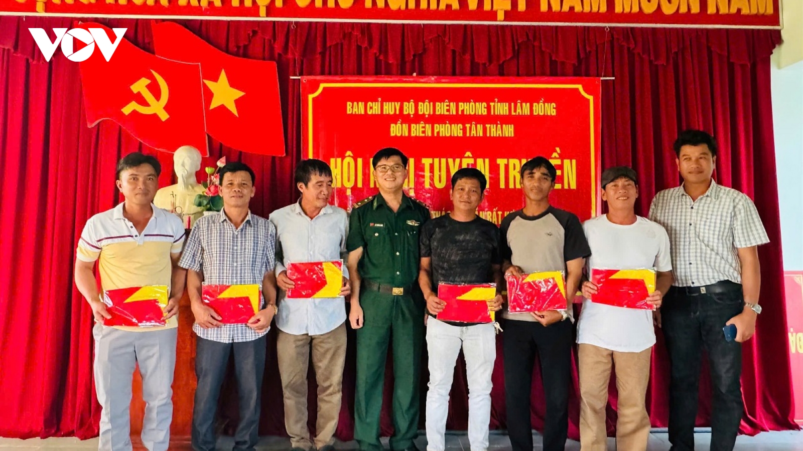 Trao tặng cờ tổ quốc cho ngư dân vùng biển Lâm Đồng