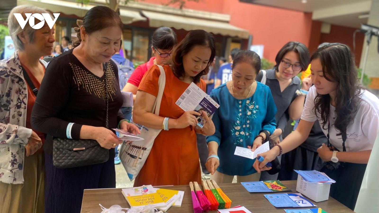 “Gen Bạc” bắt sóng thời đại số