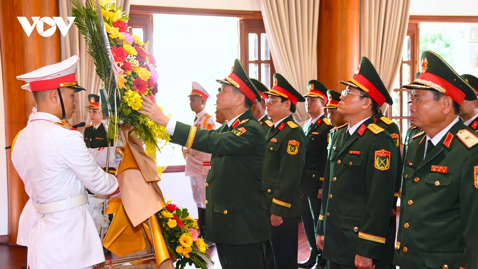 Dâng hương tưởng niệm Chủ tịch Hồ Chí Minh và các anh hùng liệt sĩ