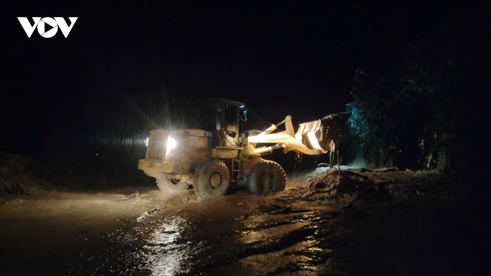 Xuyên đêm khắc phục sạt lở trên các tuyến giao thông ở Quảng Ngãi
