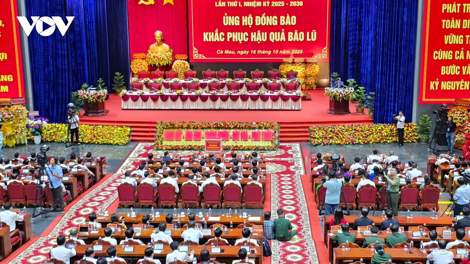 Đại biểu Đại hội Đảng bộ tỉnh Cà Mau ủng hộ đồng bào bị thiệt hại do bão lũ