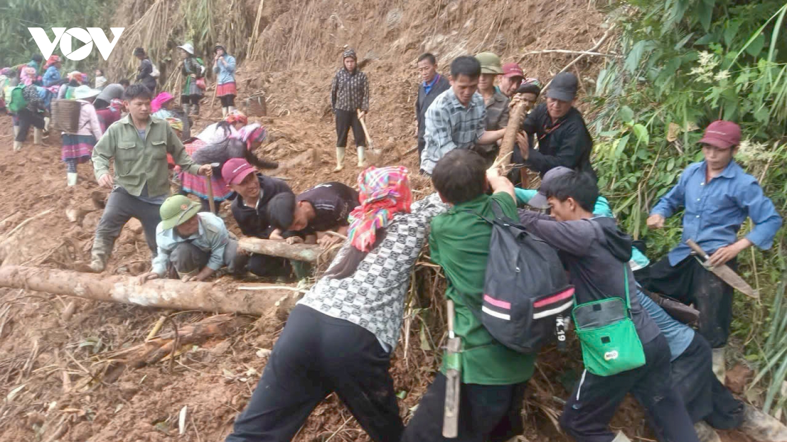 Khôi phục đường, vượt núi hỗ trợ địa bàn bị cô lập ở Sơn Lương (Lào Cai)