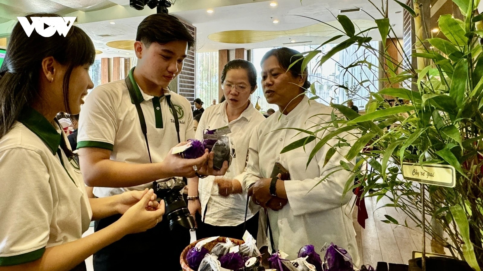 Hệ thống bán lẻ vào cuộc giữ chân người tiêu dùng