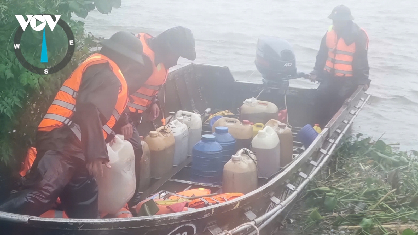 VNPT thắp sáng những cuộc gọi bình an trong mưa lũ