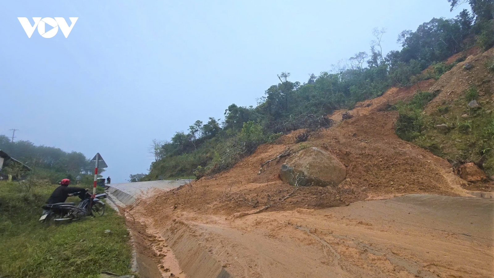 Đà Nẵng: Sạt lở chia cắt đường lên cửa khẩu Tây Giang – Kà Lừm