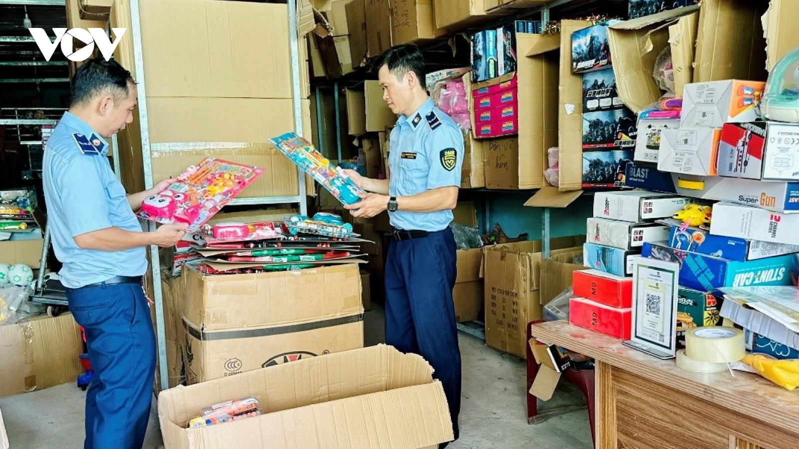 Xử phạt 3 cơ sở bán đồ chơi trẻ em không rõ nguồn gốc