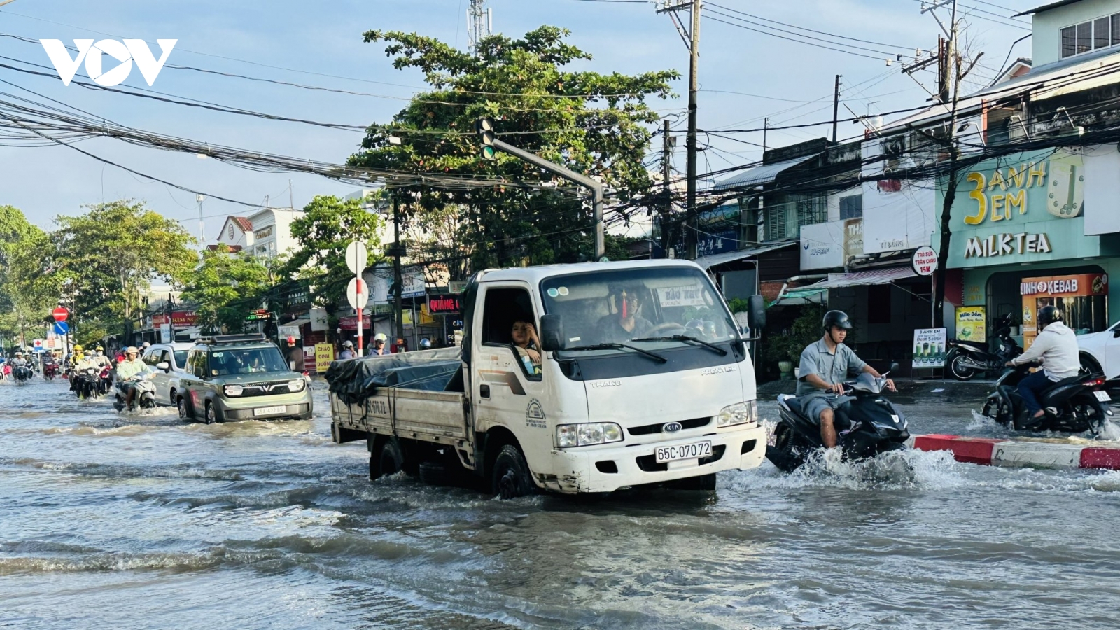 Triều cường ở Cần Thơ vượt báo động, nhiều tuyến đường bị ngập sâu
