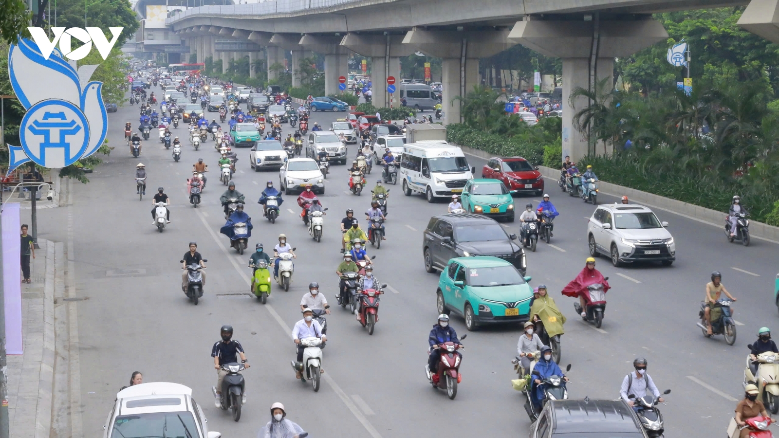 Đường phố Hà Nội vắng vẻ giờ cao điểm ngày bão số 11 Matmo đổ bộ