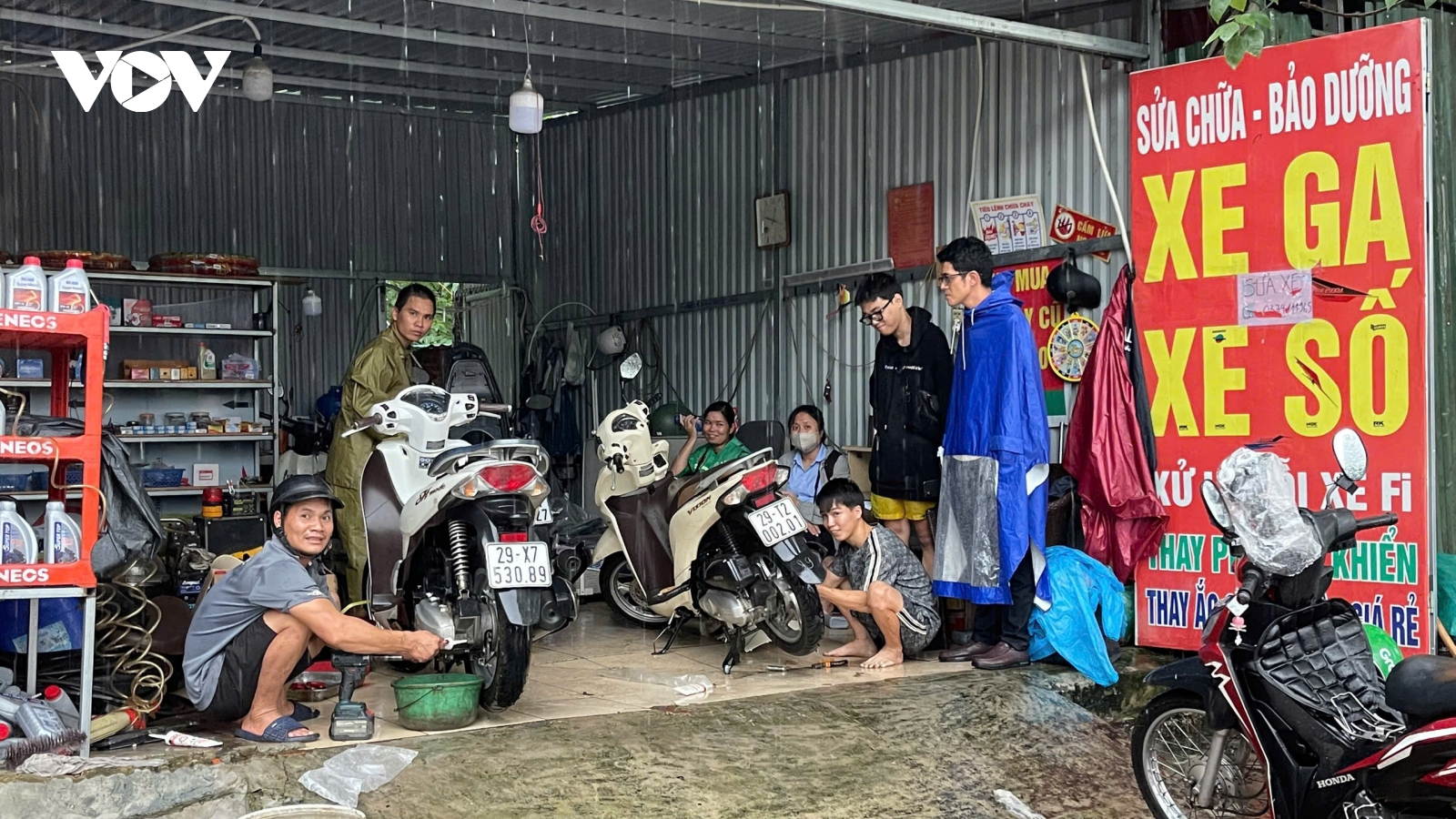 Hà Nội mưa ngớt, nhiều đường vẫn ngập sâu tới 1m, ô tô và xe máy chết máy la liệt