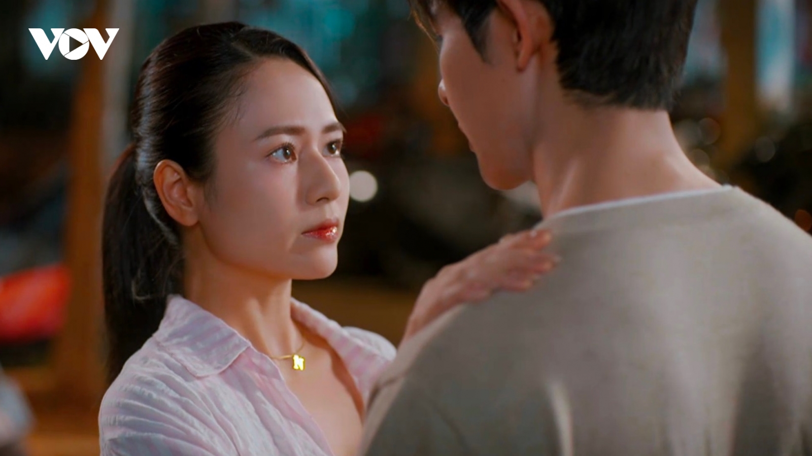 Việt Hoa gây tranh cãi với cảnh nóng trong "Gió ngang khoảng trời xanh"