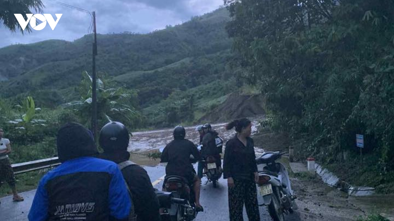 Thanh Hóa: Mưa lũ gây sạt lở, ách tắc Quốc lộ 217