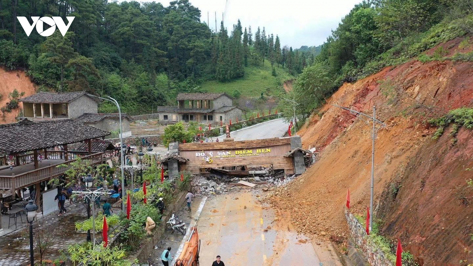 Khoảnh khắc cổng chào Cao nguyên đá Đồng Văn đổ sập sau mưa lớn kéo dài