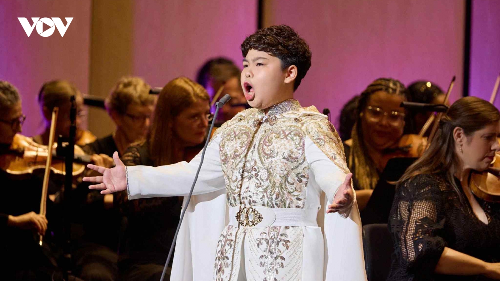 Ca sĩ Opera “nhí” Dương Đức Hải hát với dàn nhạc giao hưởng Mỹ