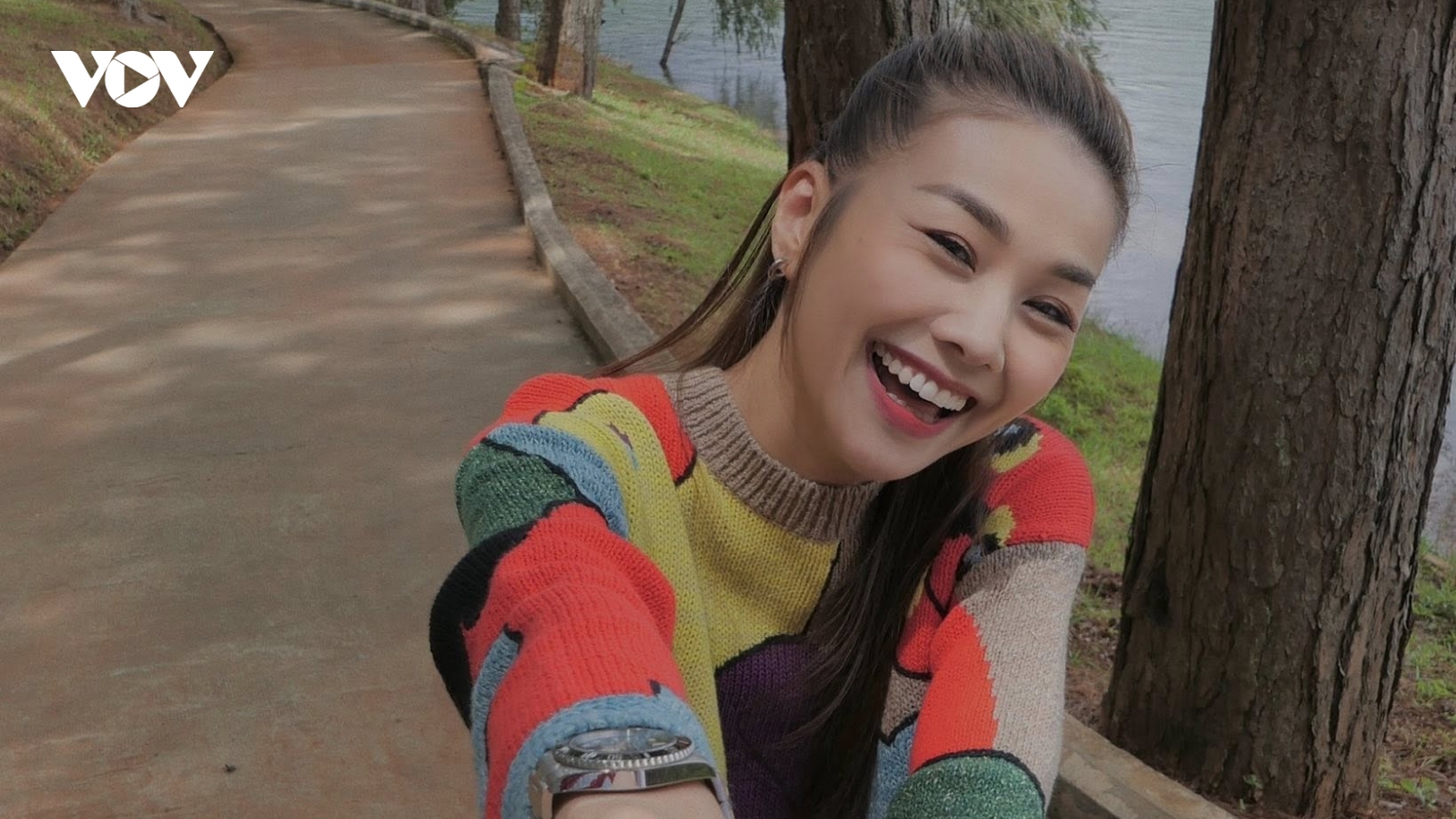 Sao Việt 23/10: Thanh Hằng kỷ niệm 2 năm cưới với ông xã nhạc trưởng