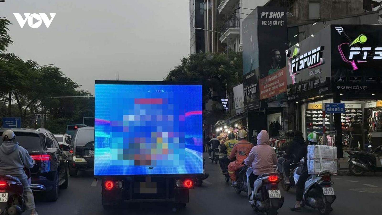 CSGT Hà Nội xử phạt công ty quảng cáo gắn màn hình LED trên thùng xe tải diễu phố