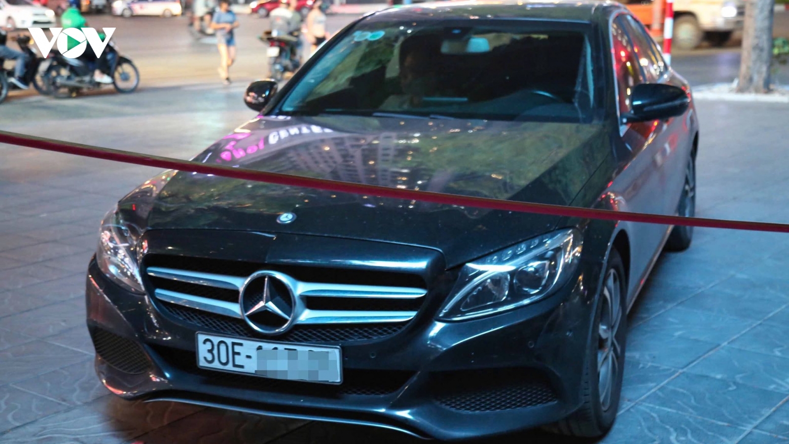 Tài xế Mercedes vi phạm nồng độ cồn mức “kịch khung” khi chở bạn gái trong đêm