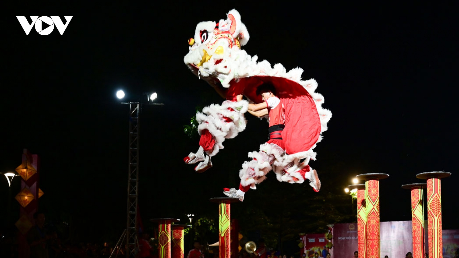 Huế rộn ràng Ngày hội quảng diễn Lân - Sư - Rồng và rước đèn Trung thu 2025