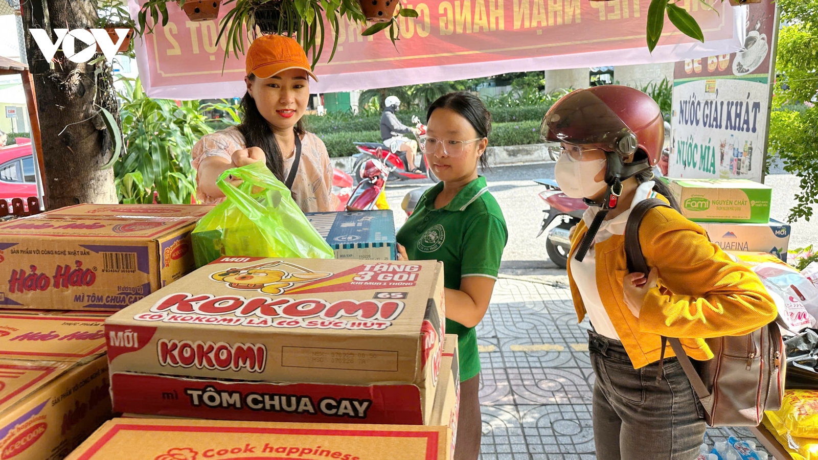 Người dân Đà Nẵng góp gạo, mì tôm gửi bà con vùng lũ phía Bắc