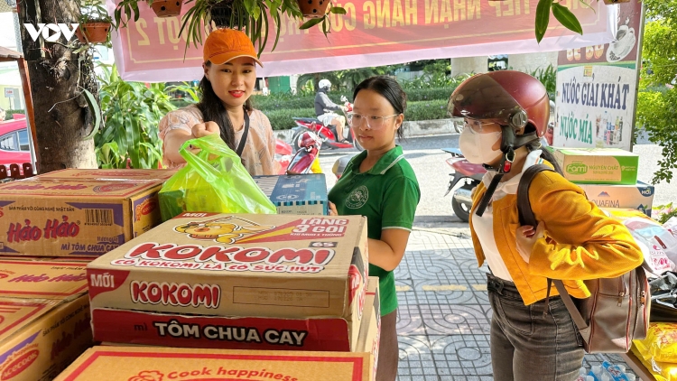 Người dân Đà Nẵng góp gạo, mì tôm gửi bà con vùng lũ phía Bắc