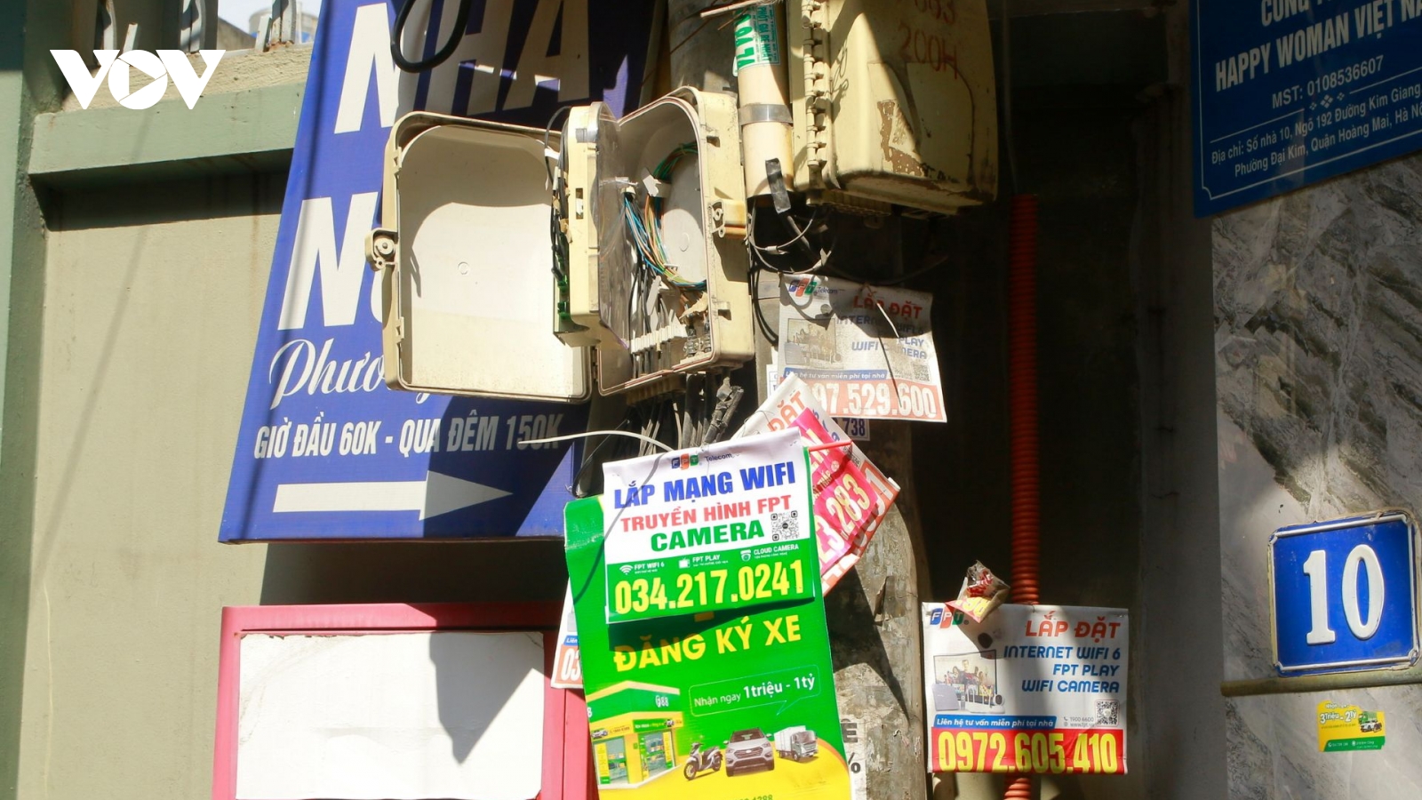 Đô thị Hà Nội lộn xộn vì biển quảng cáo "mọc" nhan nhản từ cột điện đến gốc cây