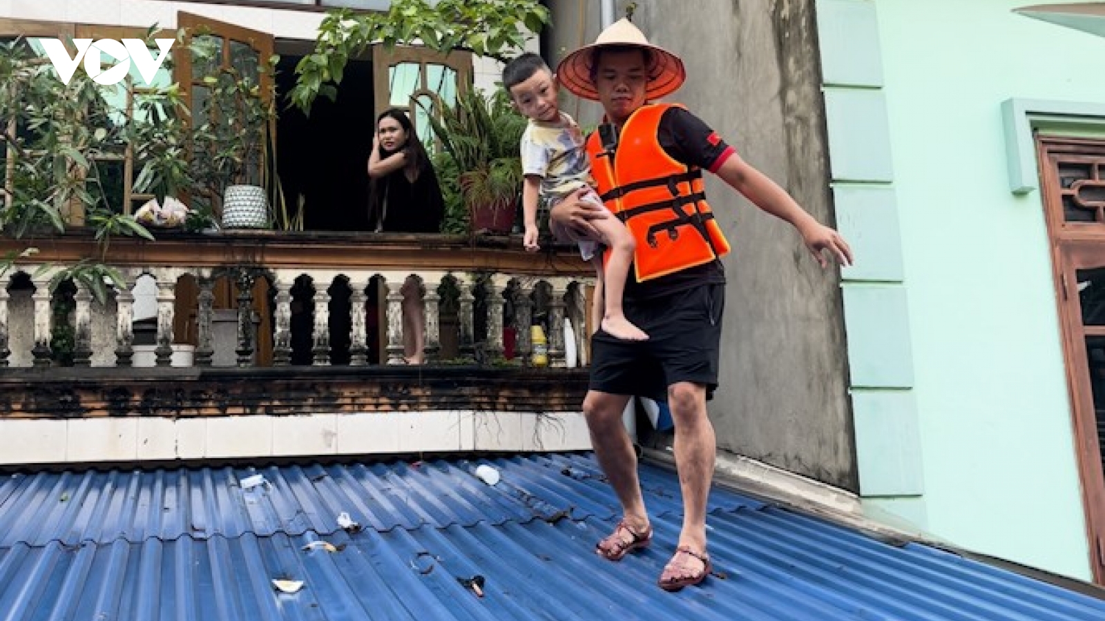 Vượt dòng nước xiết cứu trợ người dân bị kẹt trong lũ lụt lịch sử ở Thái Nguyên