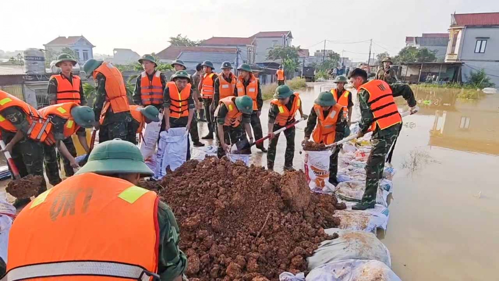 Hàng nghìn chiến sĩ "ăn tranh thủ, ngủ khẩn trương" ở vùng lũ Bắc Ninh