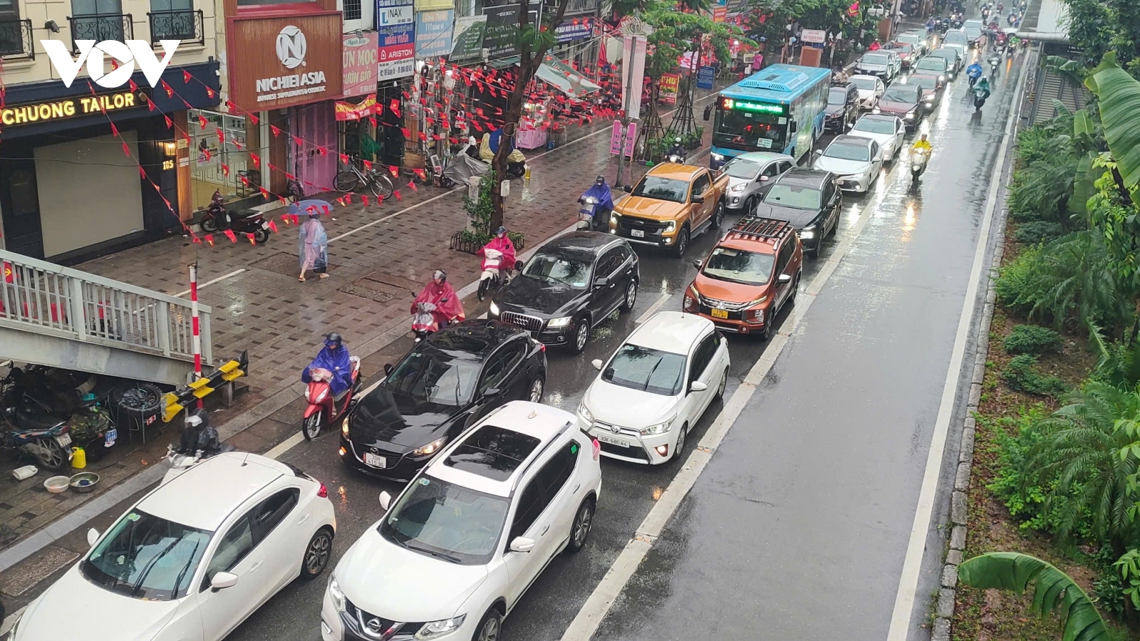 Mưa to kéo dài từ đêm đến sáng, nhiều đường phố Hà Nội lại kẹt cứng