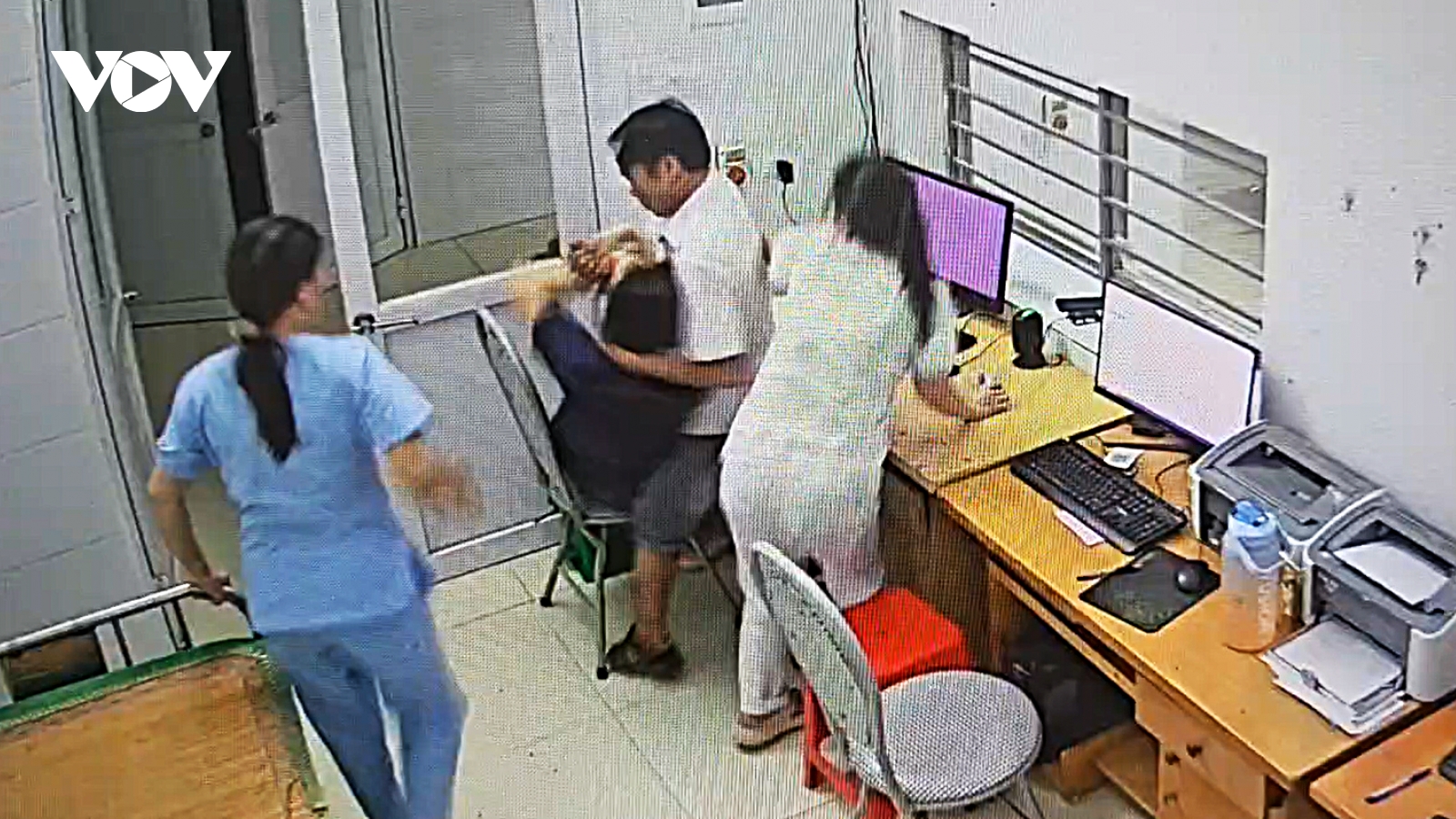 Tạm giữ hình sự đối tượng xông vào khoa khám bệnh tấn công nữ bác sĩ ở Nghệ An