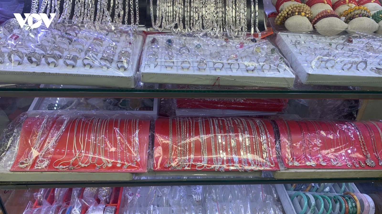 Bạc lên “cơn sốt” mới, chuyên gia khuyến cáo tránh rủi ro
