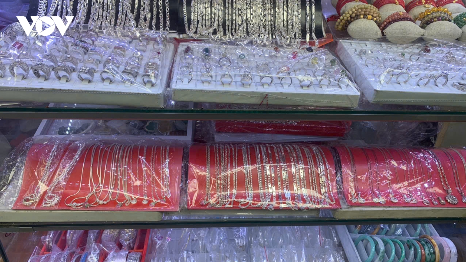 Bạc lên “cơn sốt” mới, chuyên gia khuyến cáo tránh rủi ro