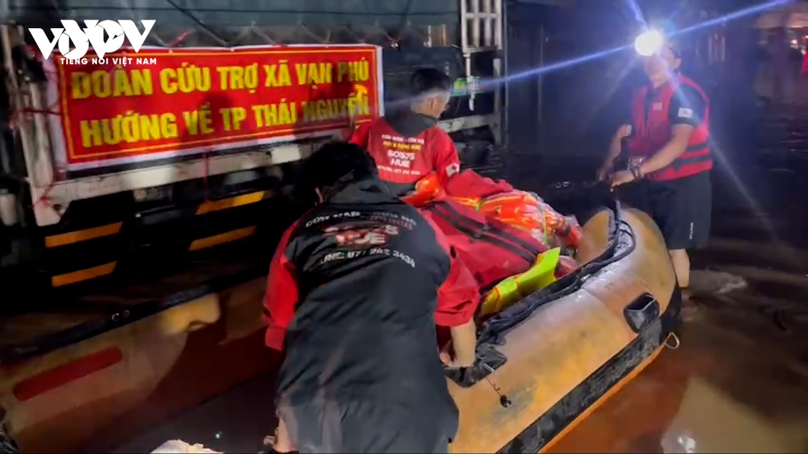 Trắng đêm cứu hộ người dân Thái Nguyên mắc kẹt trong lũ lịch sử