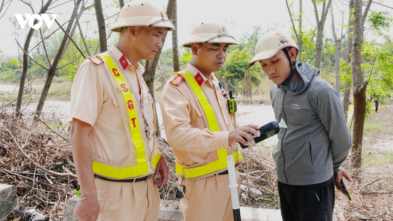 Xử lý vi phạm nồng độ cồn trong hơn 1 tuần, Nghệ An tước 50 giấy phép lái xe