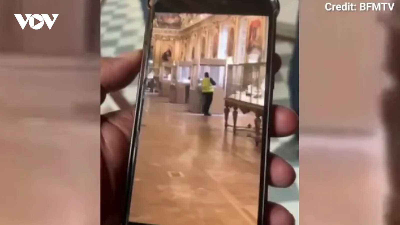 Hé lộ video ghi lại cảnh diễn ra vụ trộm chấn động tại Bảo tàng Louvre, Pháp