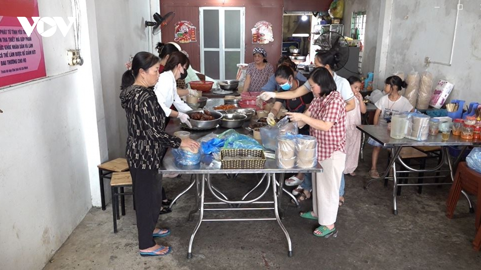 Hàng nghìn suất cơm từ thiện vượt mấy chục km đến vũng lũ Thái Nguyên