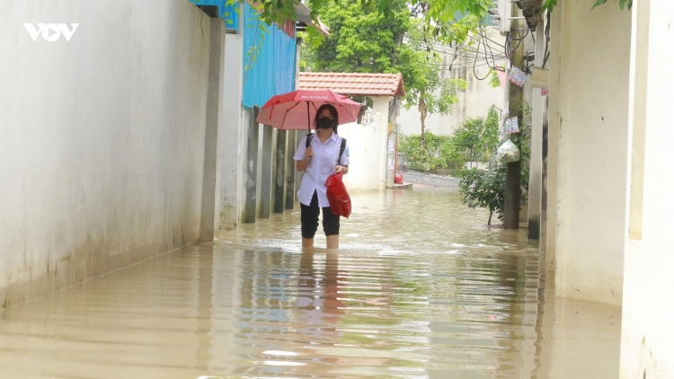 Khu nhà giá hơn trăm triệu/m2 ở Hà Nội: Mưa tạnh vẫn đi ủng trong nhà