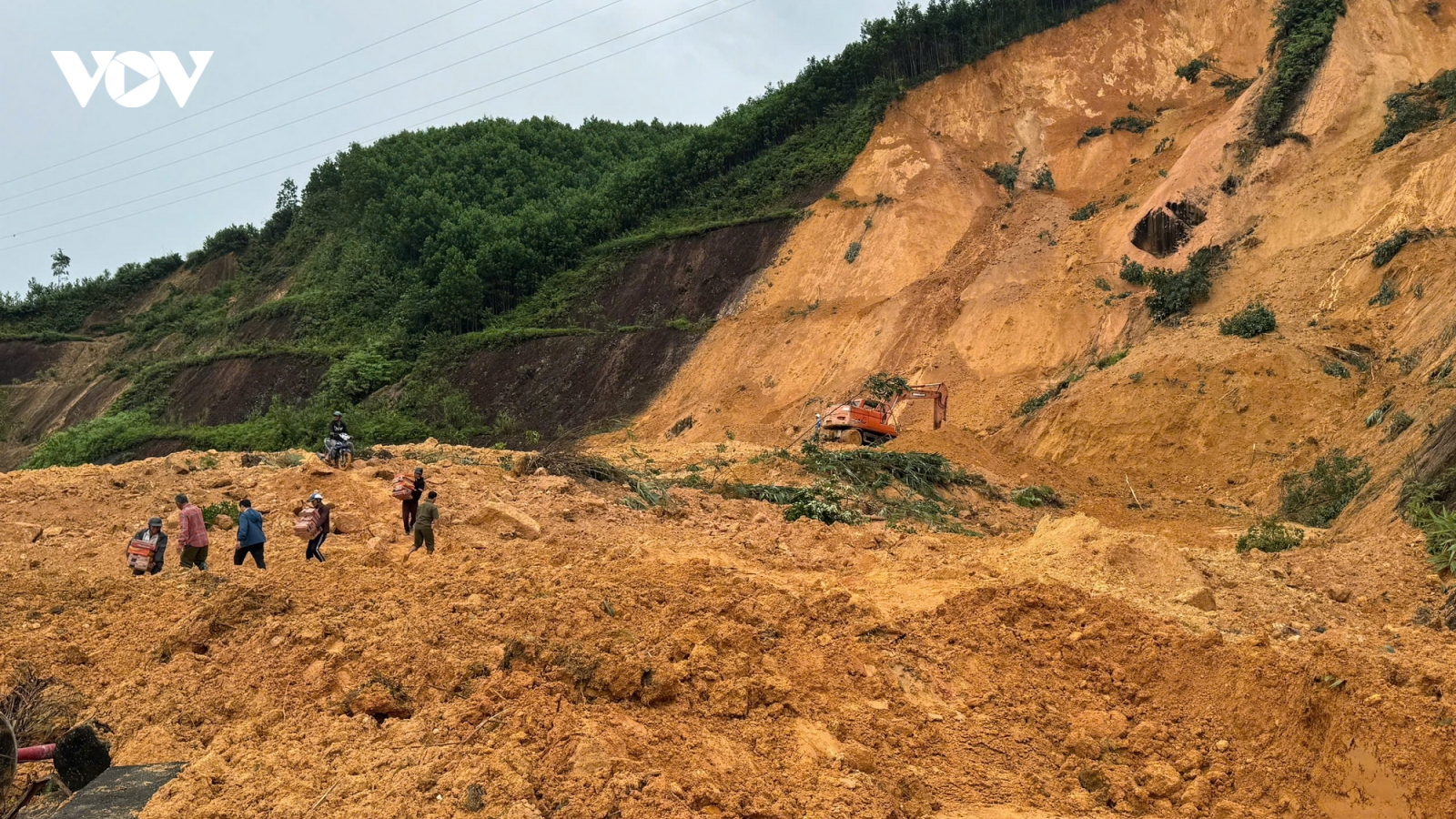 Xuyên rừng, vượt sạt lở cõng lương thực vào vùng bị cô lập ở Đà Nẵng