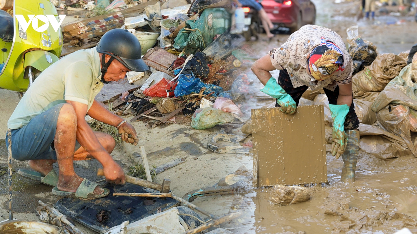 Bới bùn tìm lại tài sản, người dân Thái Nguyên gượng dậy sau lũ dữ
